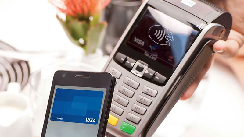 phone paying contactless on card machine